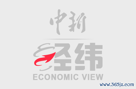 9月30日晚，天津津湾广场上演“天女散花”扮演，身着中国传统衣饰的舞者凌空展姿，在花雨中起舞，劝诱市民和旅客藏身不雅赏。图为舞者在空中扮演。中新社记者 佟郁 摄